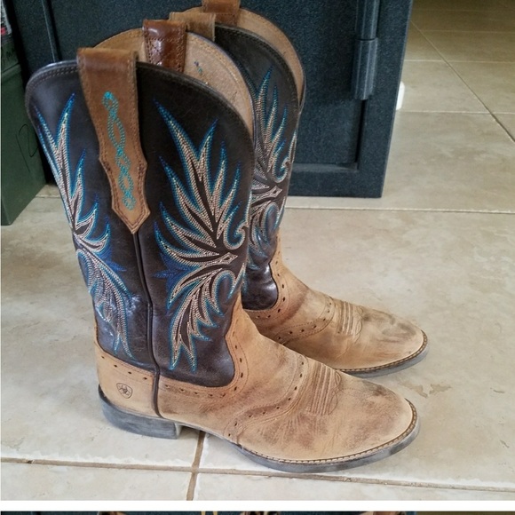 IN SEARCH OF THESE BOOTS. EXACT STYLE AND SIZE - Picture 1 of 4